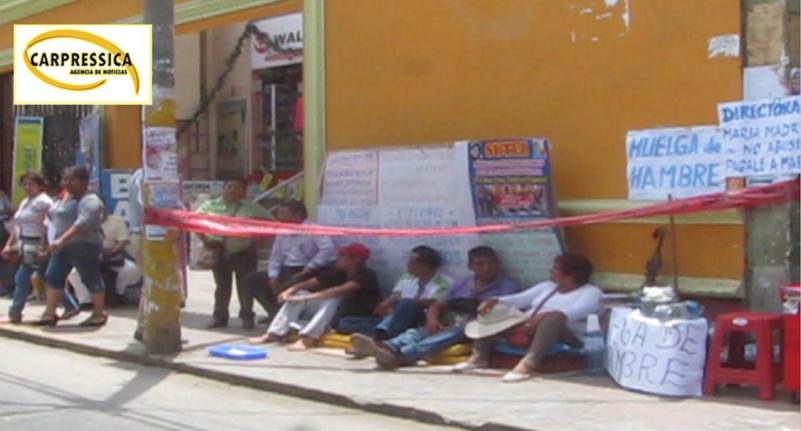 Docentes del Sindicato de Trabajadores de la Educación Regional (SUTER), acatan una huelga de hambre exigiendo la destitución de la Directora Regional de Educación, en Ica. 